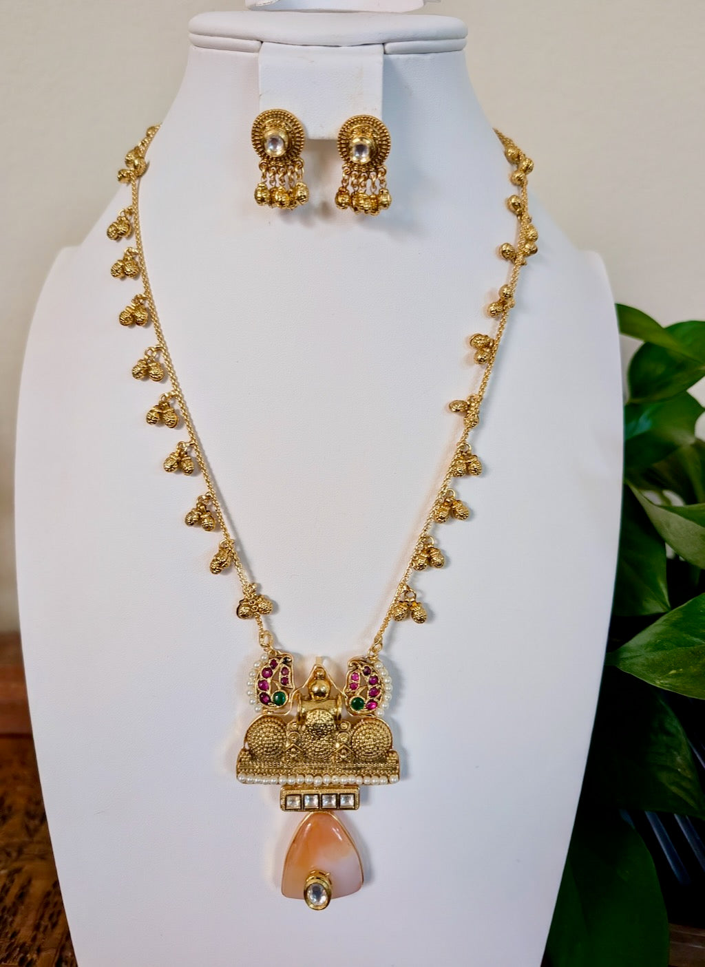 Vedhika Kemp Pendant with Earrings