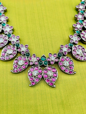 Anika Mango Kemp Necklace